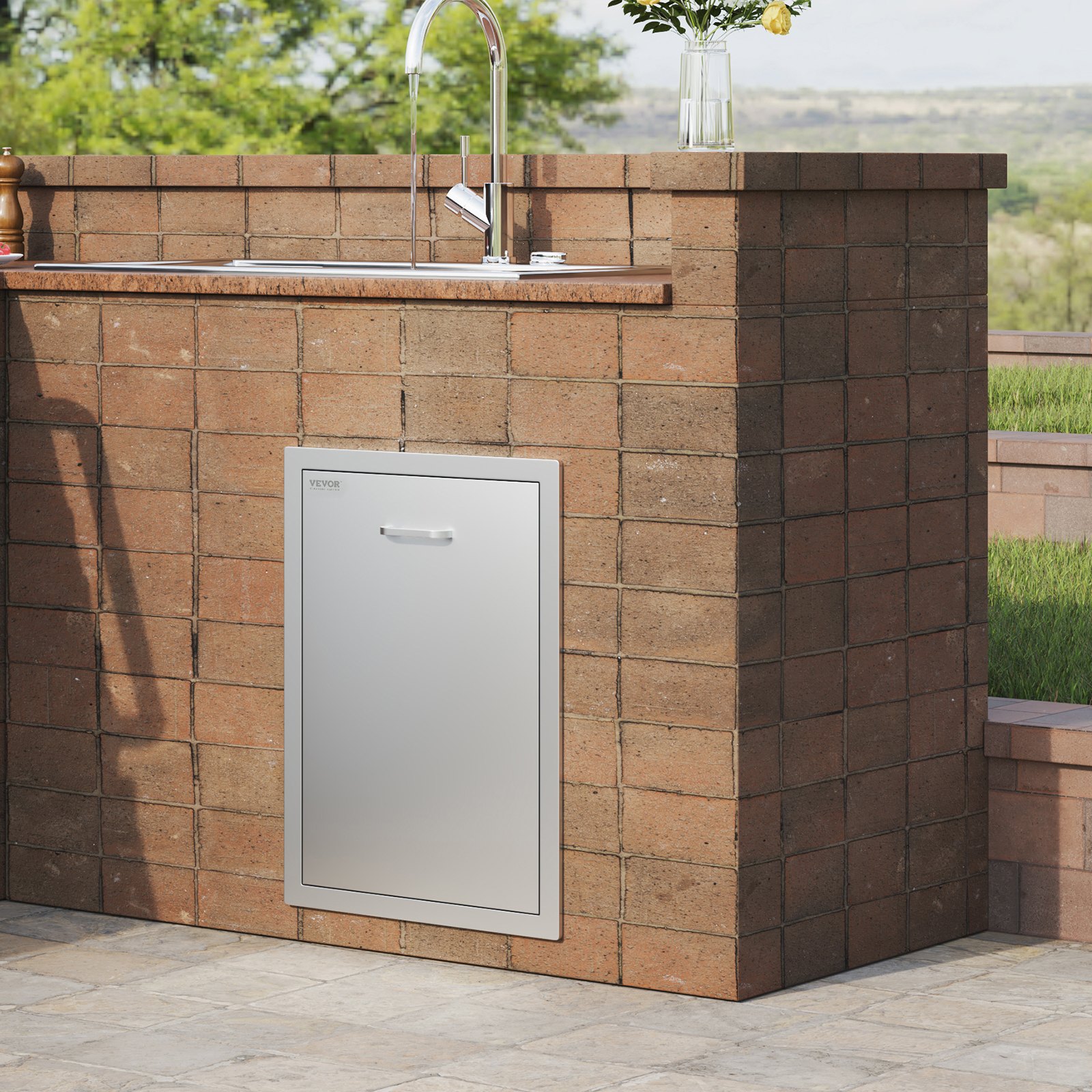 Cocina al aire libre con cajón de basura extraíble VEVOR en gabinetes de ladrillo debajo del fregadero de acero inoxidable.