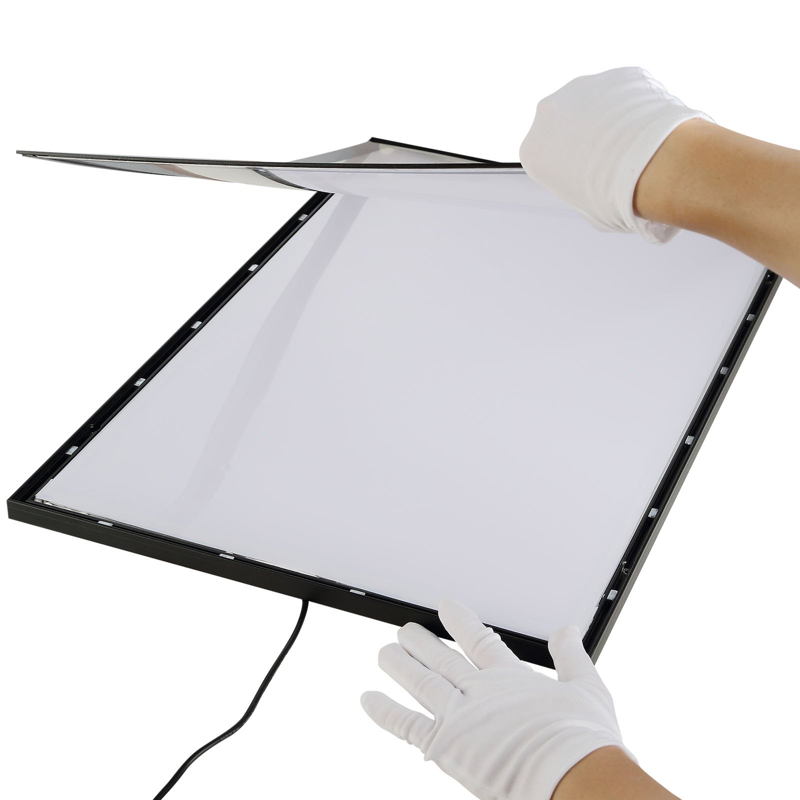 Manos con guantes blancos que abren el marco del póster LED VEVOR, mostrando el panel delgado e iluminado.