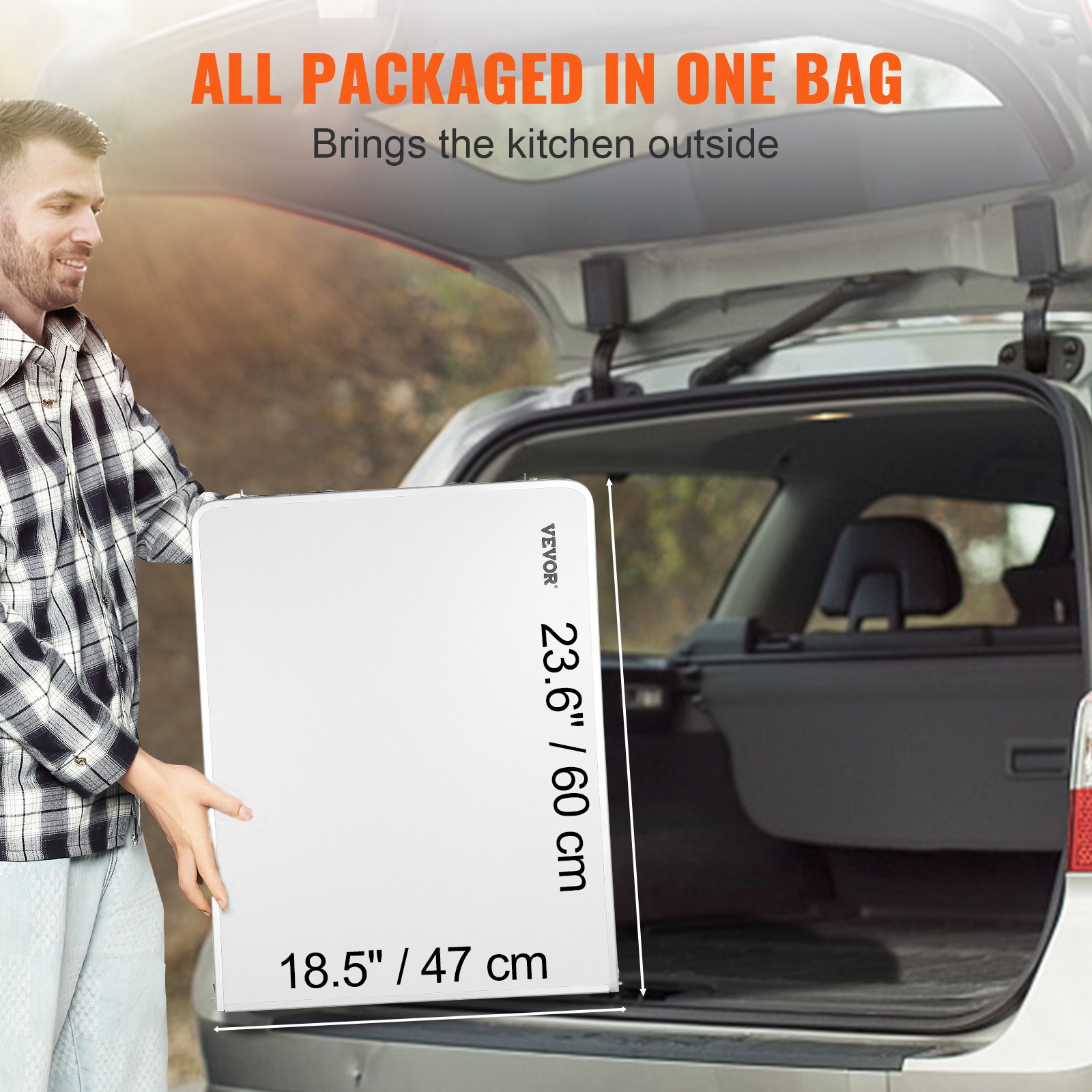 Mesa de camping VEVOR cargándose en un coche, dimensiones 23,6&quot; x 18,5&quot;. Cocina portátil para exteriores.