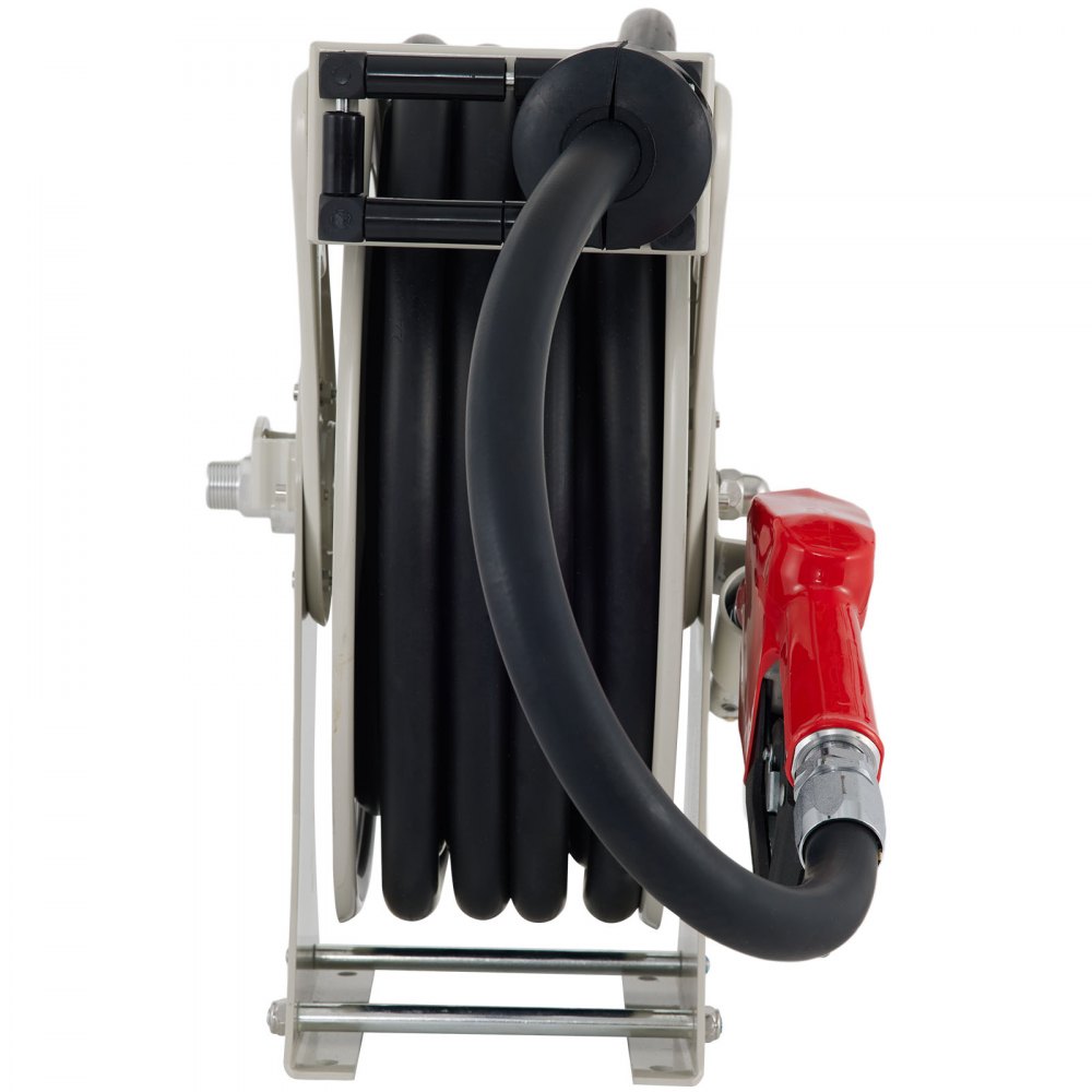 Carrete de manguera de combustible VEVOR con manguera negra y boquilla roja sobre fondo blanco.