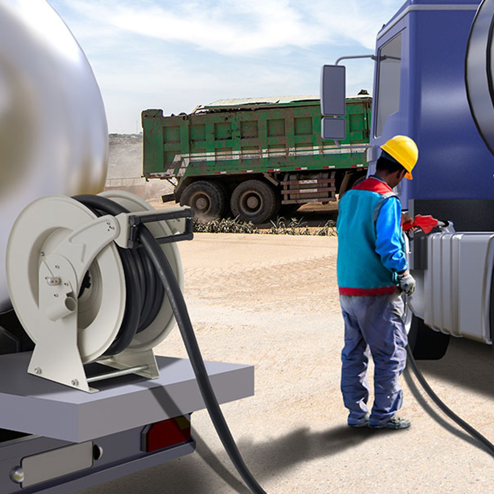Trabajador que utiliza un carrete de manguera de combustible VEVOR para reabastecer un camión en un entorno industrial, con un camión volquete verde al fondo.