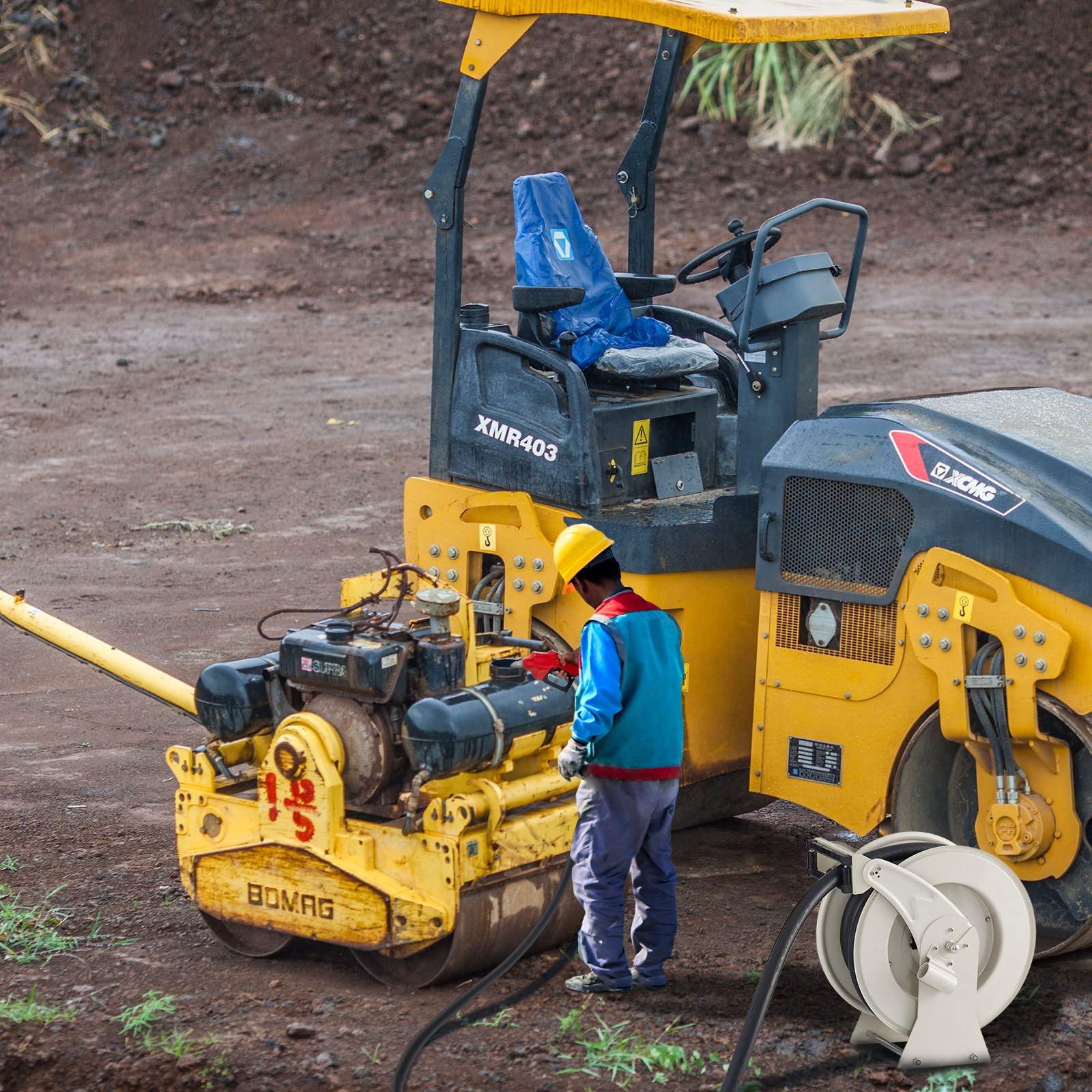 Trabajador que opera un rodillo compactador amarillo con carrete de manguera de combustible VEVOR visible al aire libre.