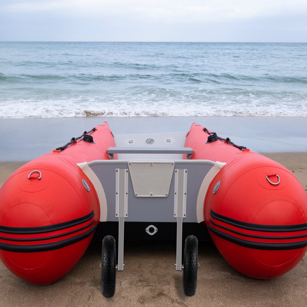 Embarcación hinchable roja con ruedas de lanzamiento de barco VEVOR orientadas hacia el mar.