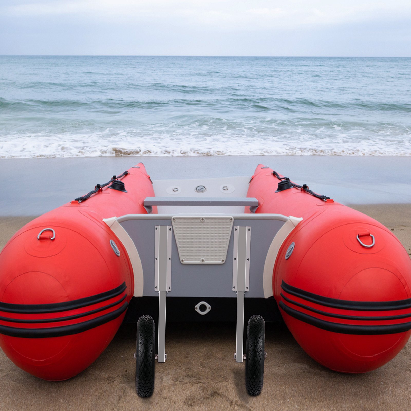 Embarcación hinchable roja con ruedas de lanzamiento de barco VEVOR orientadas hacia el mar.