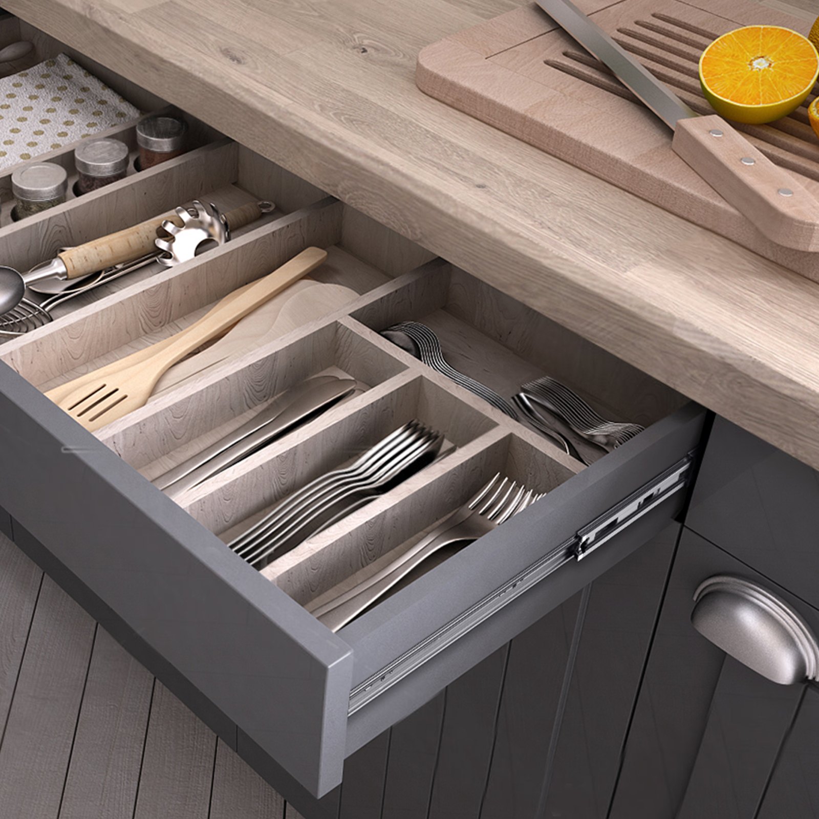 Cajón de cocina con cubiertos, utensilios y especias organizados en guías de madera VEVOR debajo de una encimera.