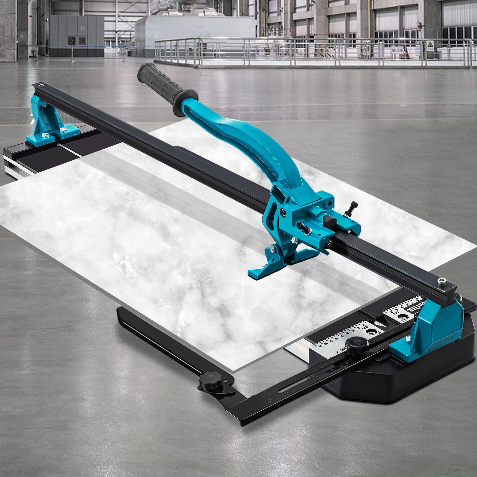 Cortadora de baldosas VEVOR sobre un suelo industrial gris cortando una baldosa blanca grande.