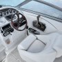 Tablero de instrumentos del barco con volante, palanca de control del acelerador del barco VEVOR y asiento del capitán blanco.