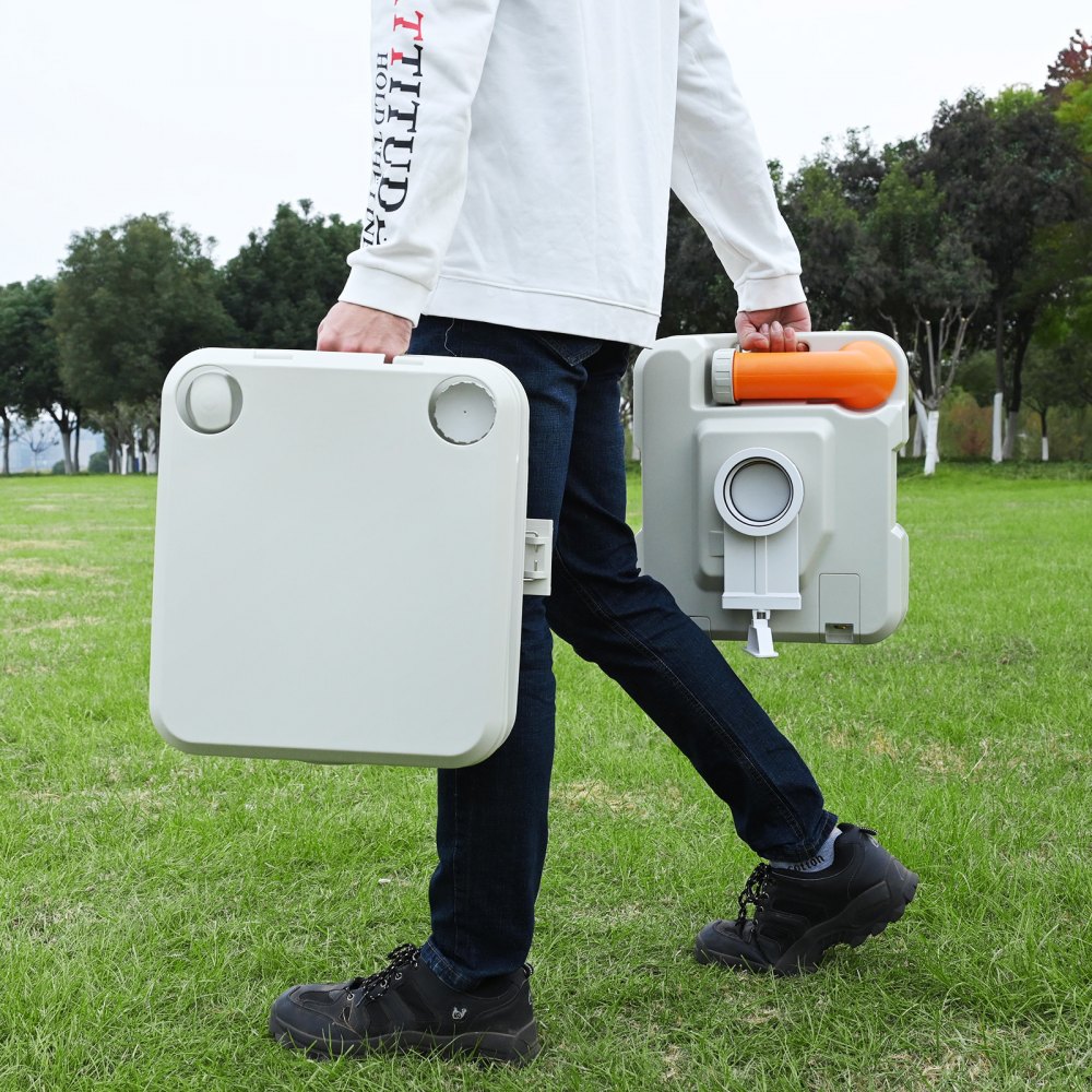 Persona que transporta un inodoro portátil para acampar VEVOR en un parque, mostrando su diseño compacto y liviano.