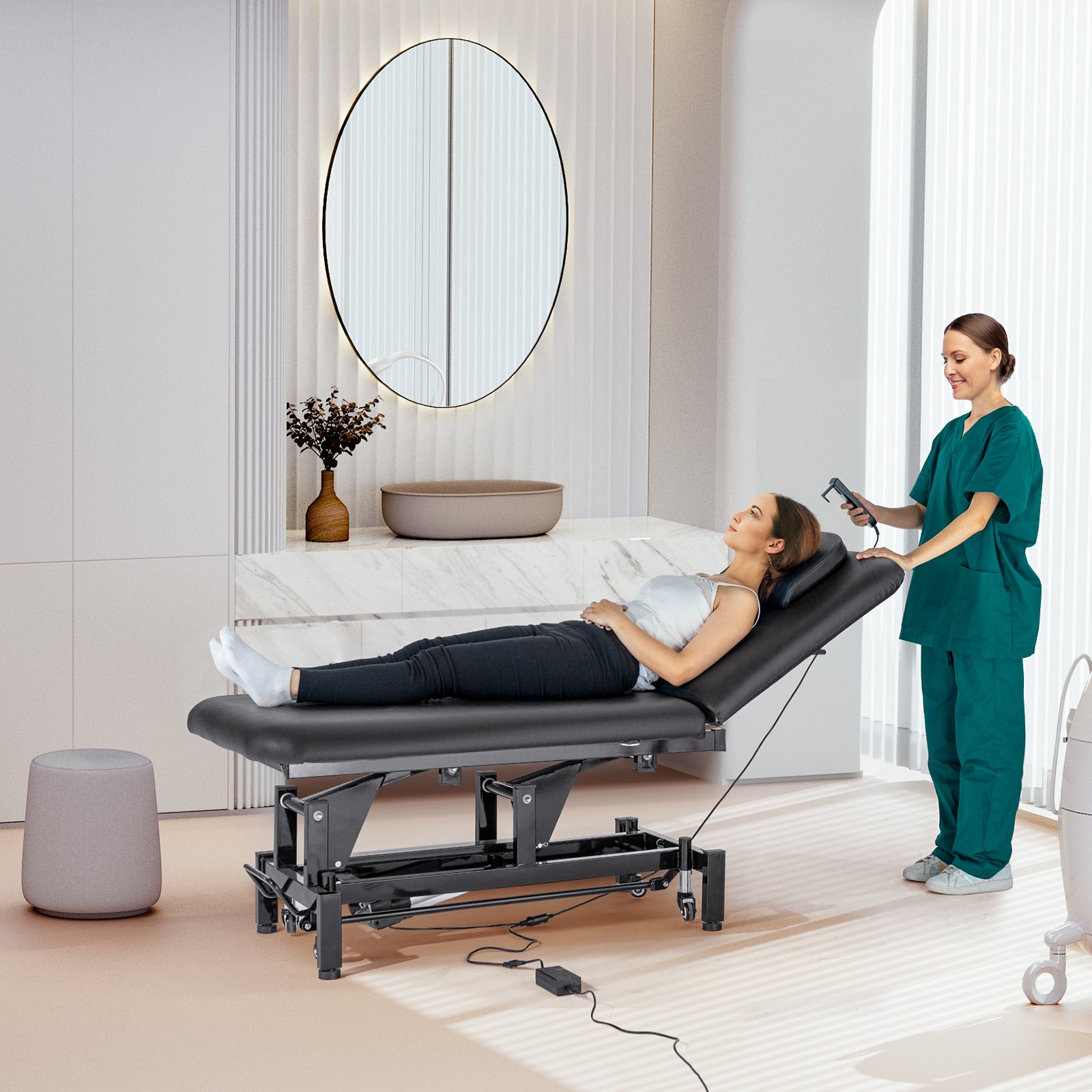 Mesa de masaje elevadora eléctrica ajustable VEVOR en una clínica moderna, paciente recibiendo tratamiento.