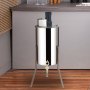 Extractor de miel VEVOR de acero inoxidable sobre suelo de madera en un entorno de cocina moderno.