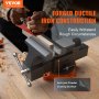 Persona que utiliza un tornillo de banco VEVOR con construcción de hierro dúctil forjado en un banco de trabajo de madera.