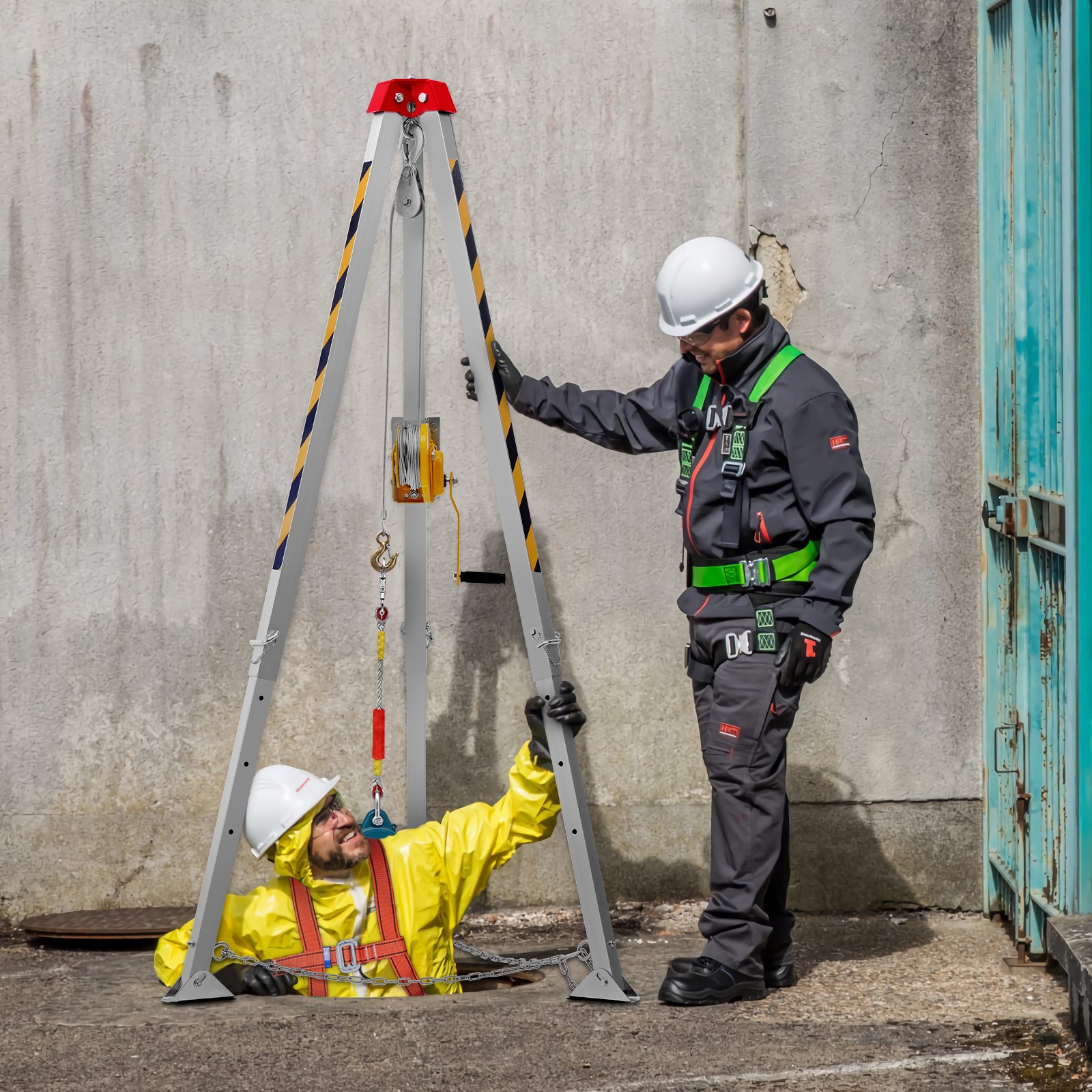 Trabajadores que utilizan el kit de trípode para espacios confinados VEVOR para un descenso seguro en un entorno industrial