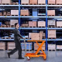 Carro de mesa elevadora hidráulica VEVOR, capacidad de 500 libras, altura de elevación de 28.5 pulgadas, mesa elevadora de tijera individual manual con 4 ruedas y almohadilla antideslizante, carro de tijera hidráulica para manejo de materiales, naranja