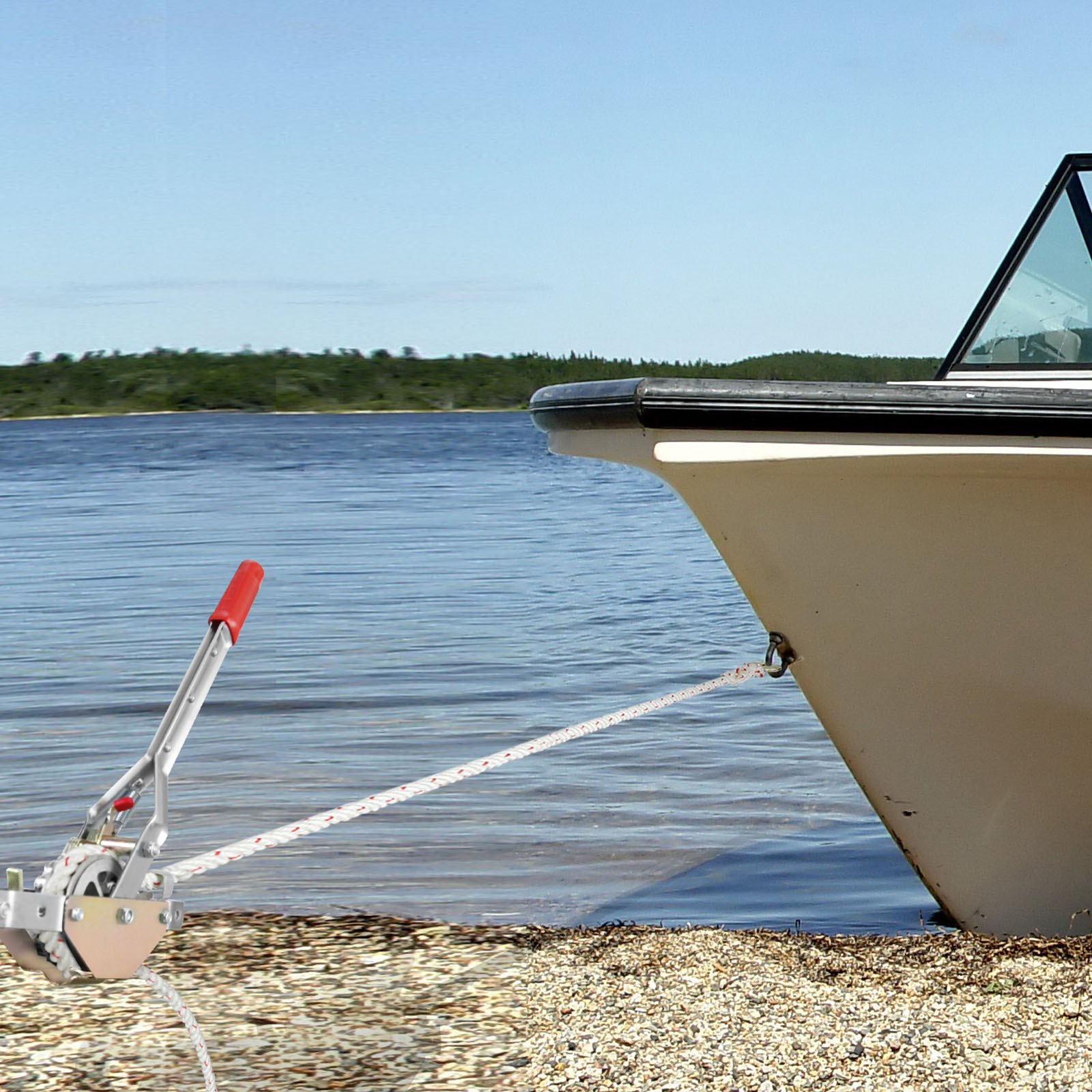 Tirador de cuerda VEVOR asegurando un barco en la playa con un pintoresco lago y bosque de fondo.