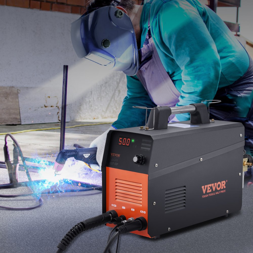 Soldador que utiliza un cortador de plasma VEVOR con equipo de seguridad, mostrando el corte de precisión y el equipo en acción.
