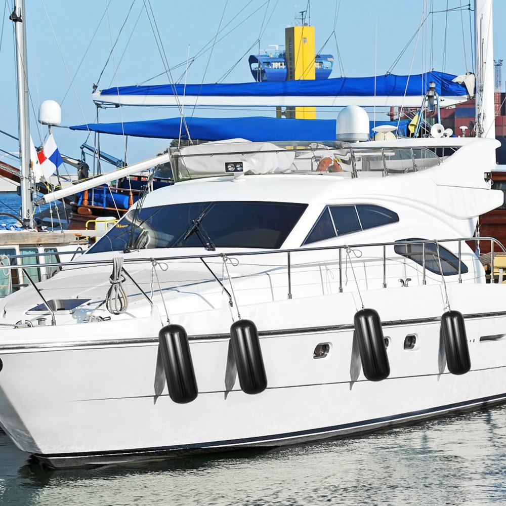 Yate blanco atracado con defensas VEVOR negras en un puerto deportivo muy concurrido.