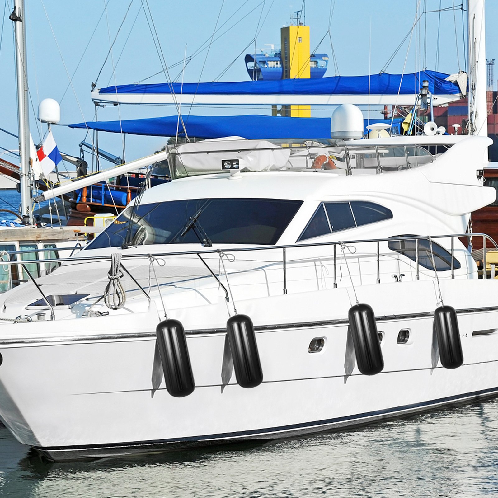 Yate blanco atracado con defensas VEVOR negras en un puerto deportivo muy concurrido.