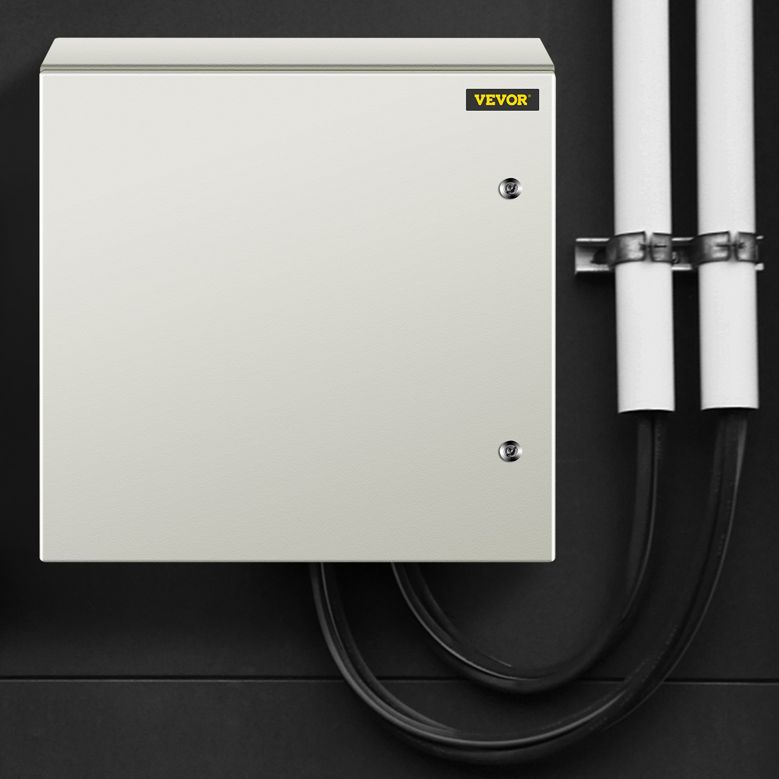 Caja de acero VEVOR montada en una pared oscura con cables y tuberías blancas conectadas.