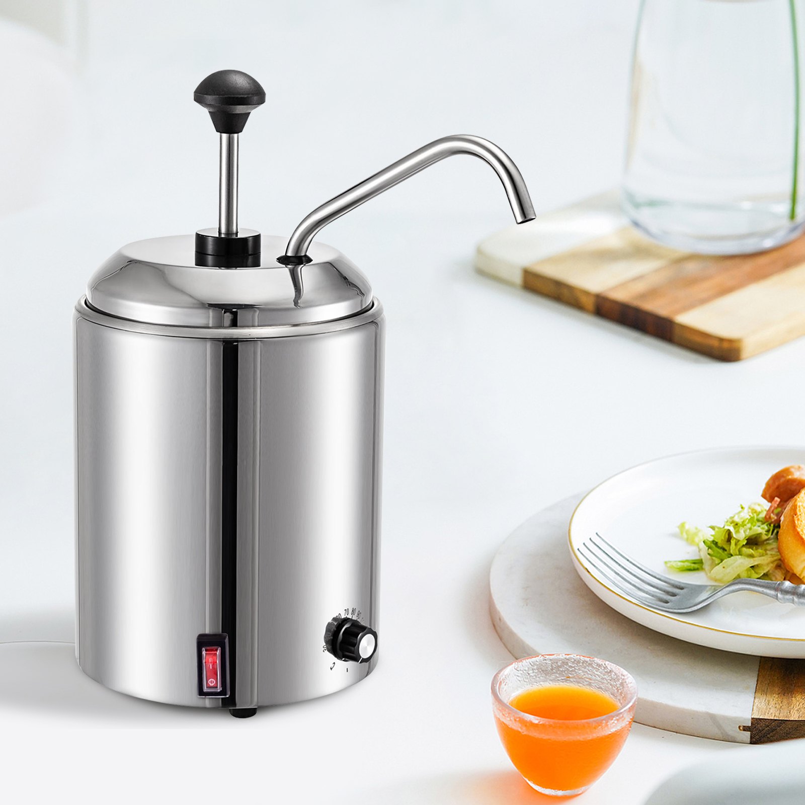 Dispensador de queso VEVOR sobre una mesa blanca con un plato de ensalada y un vaso de jugo.