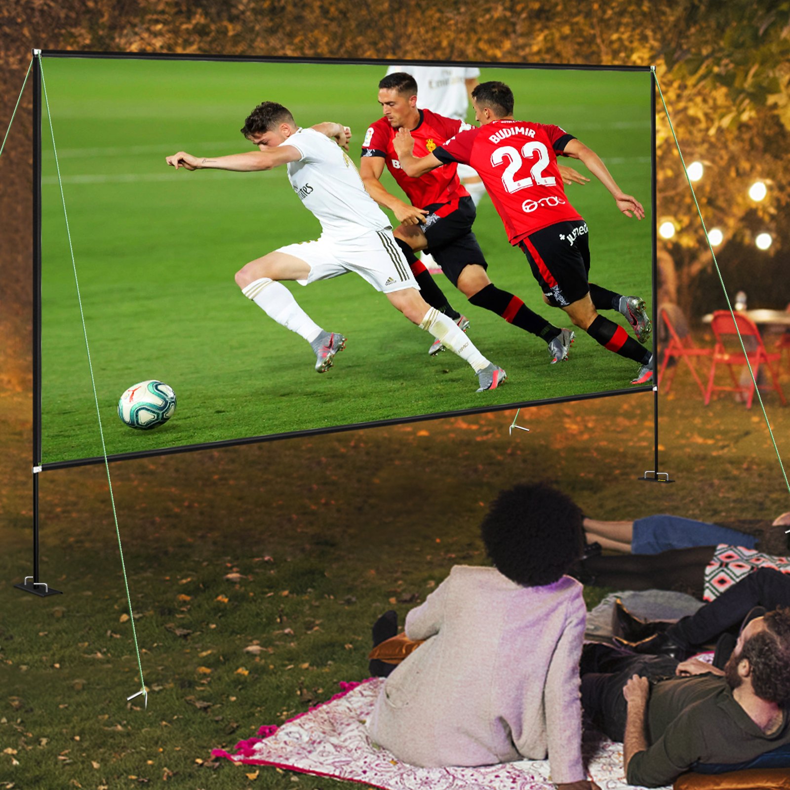 Noche de cine al aire libre con la pantalla de proyector portátil VEVOR de 135 pulgadas que muestra el partido de fútbol.