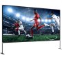 Partido de fútbol mostrado en una gran pantalla de proyector VEVOR con un vívido fondo del estadio.