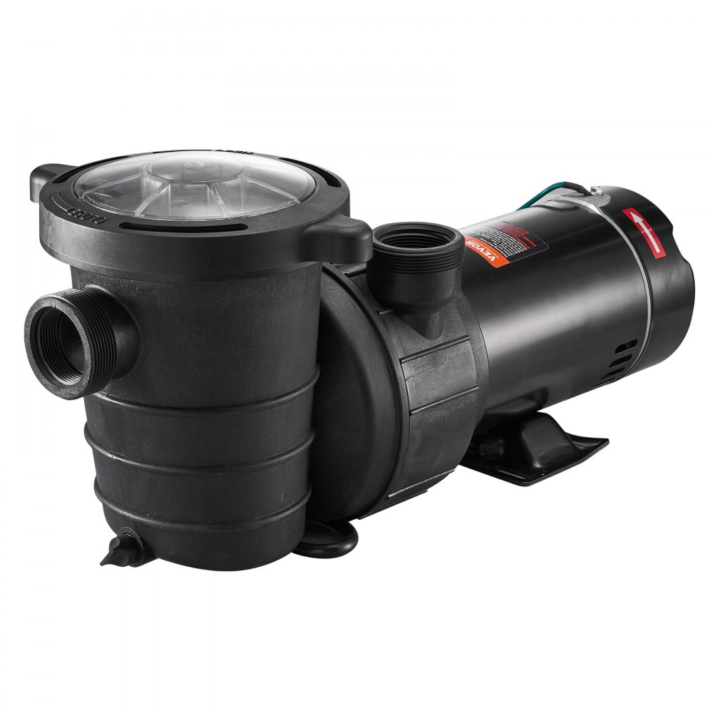 Bomba de piscina VEVOR negra con cubierta de filtro transparente y válvulas de entrada y salida.