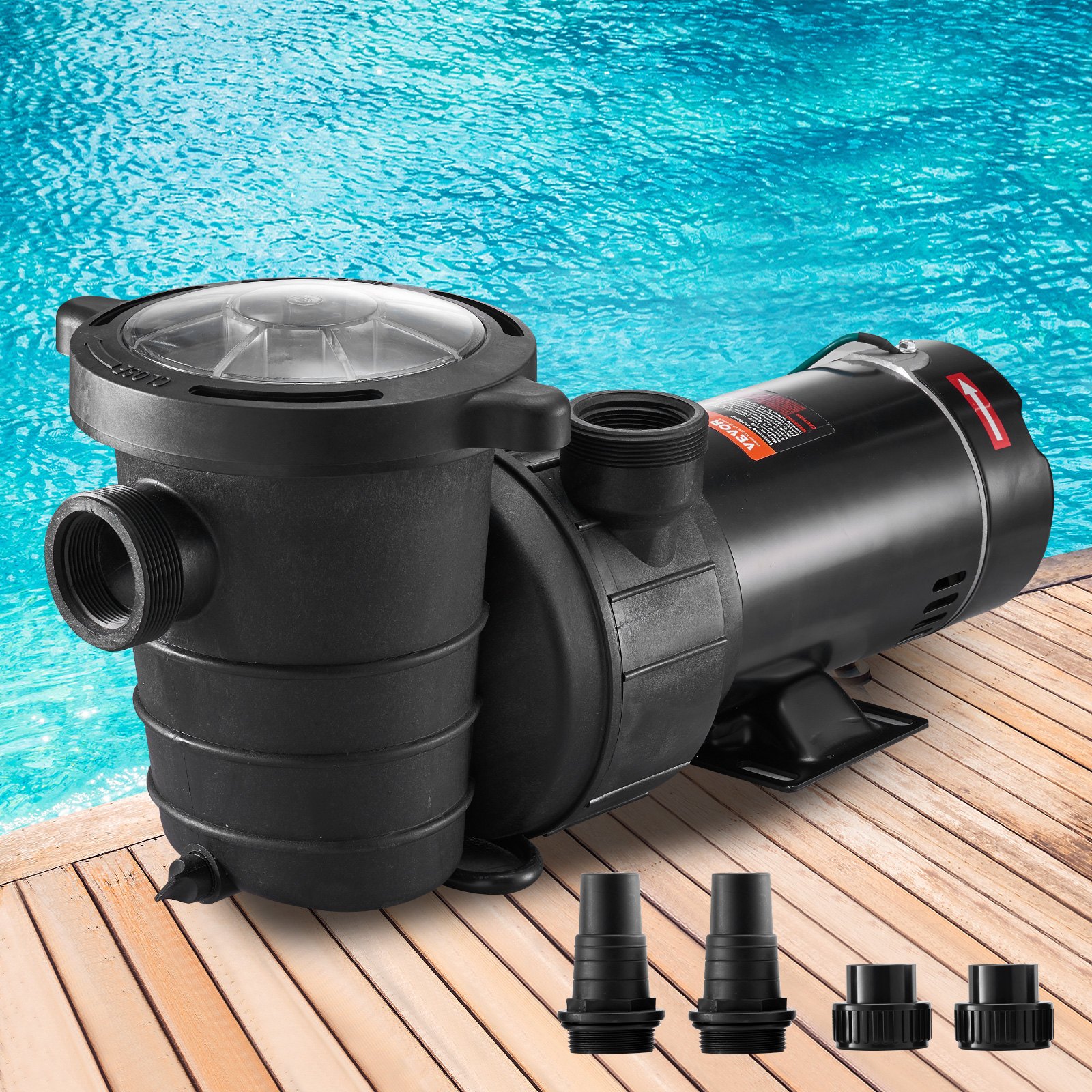 Bomba de piscina VEVOR junto a la piscina con accesorios sobre cubierta de madera.