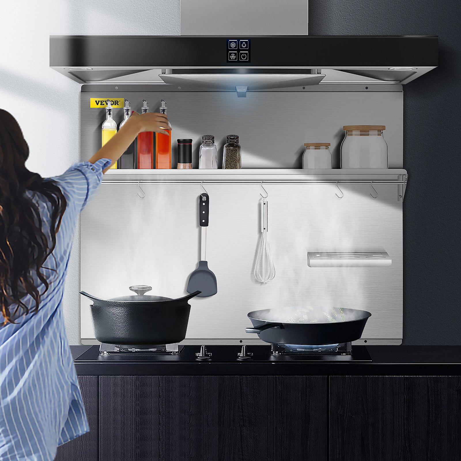 Mujer cocinando con protector contra salpicaduras de la gama VEVOR, mostrando utensilios y especias perfectamente ordenados.