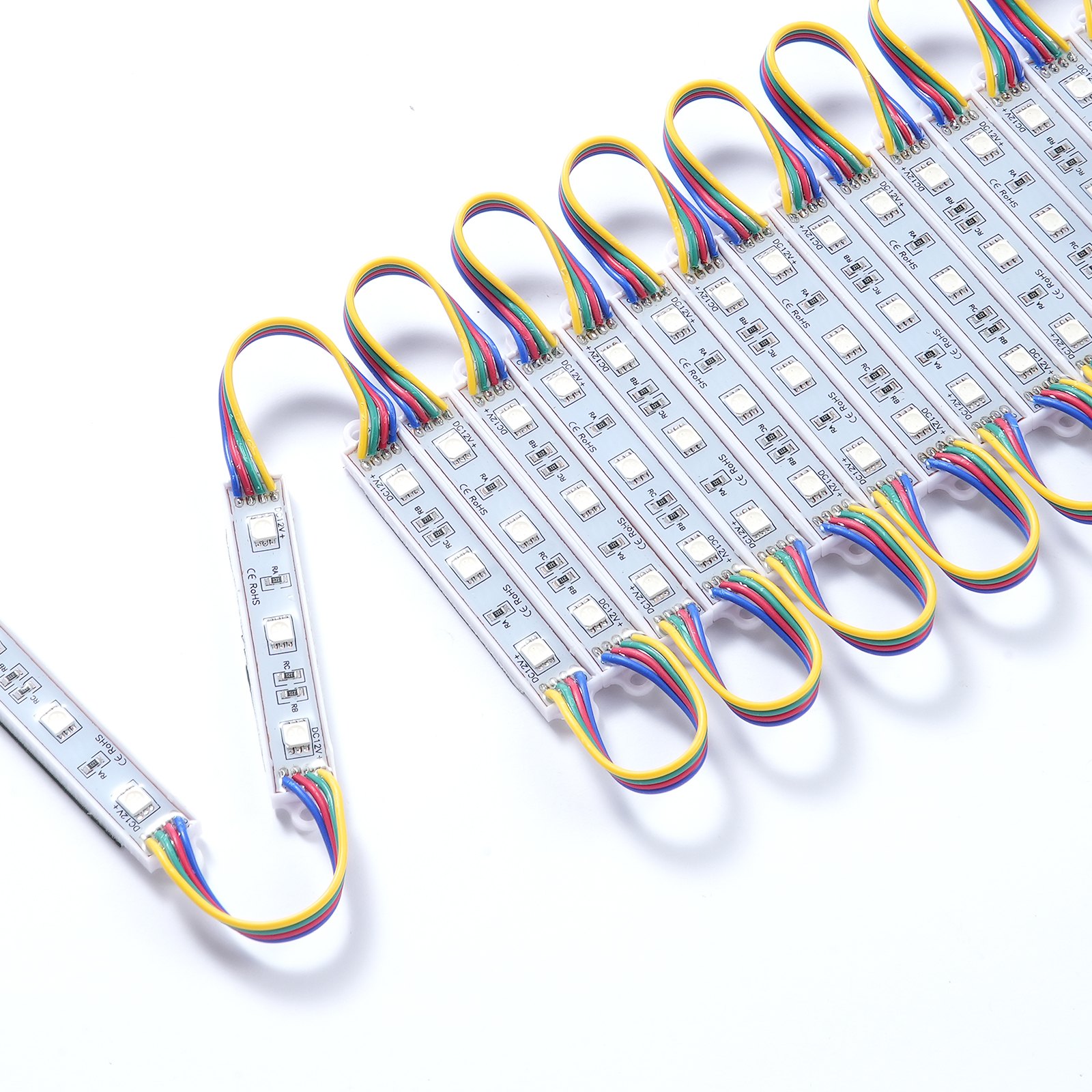 Luces LED para escaparates VEVOR con cableado multicolor, dispuestas en filas sobre un fondo blanco.