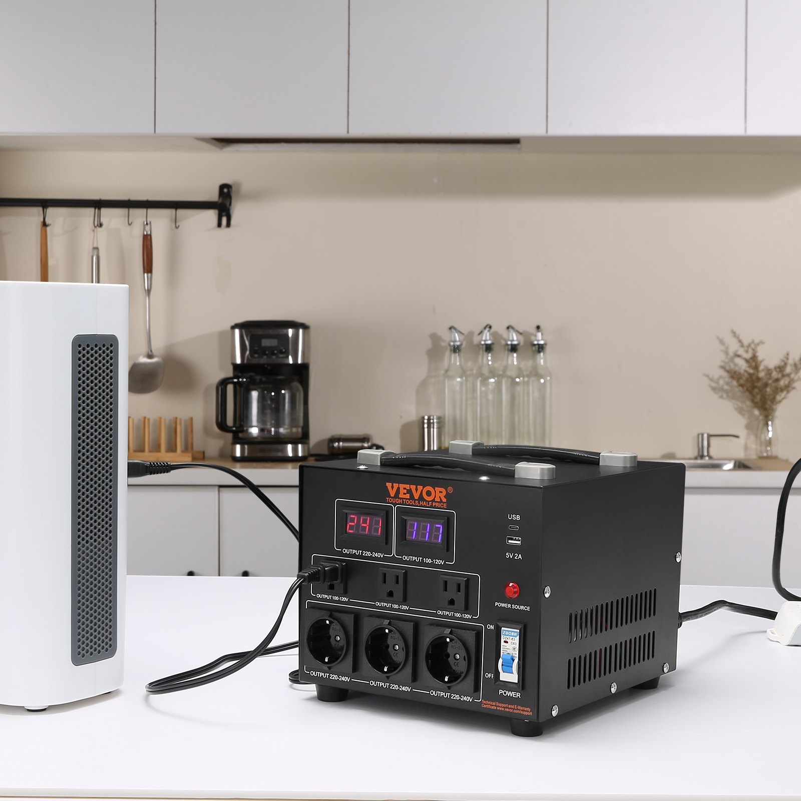 Convertidor de voltaje VEVOR en una cocina moderna con electrodomésticos y utensilios al fondo.