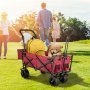 Carrito de jardín VEVOR en un campo de hierba con una mochila y un osito de peluche. Familia caminando al fondo.