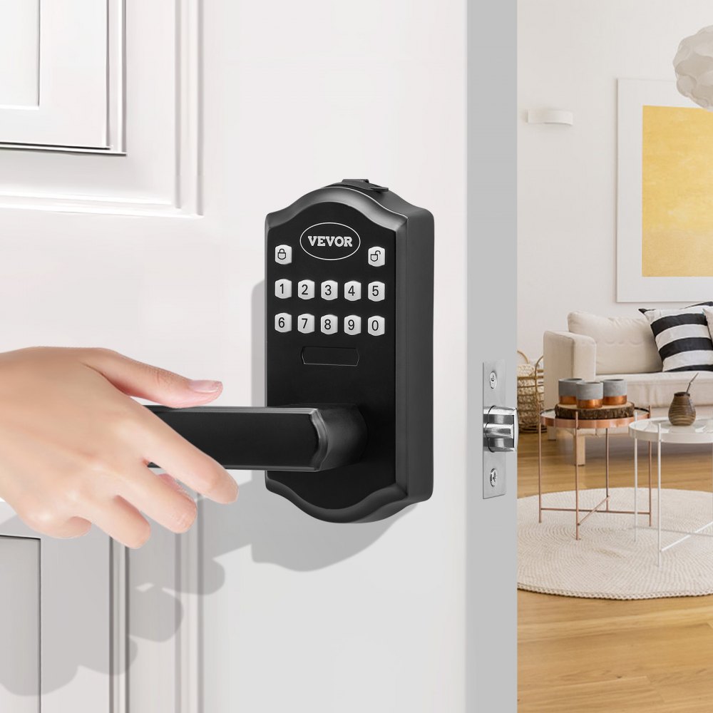 Mano usando la cerradura de puerta de entrada sin llave VEVOR en una puerta blanca, sala de estar moderna al fondo.