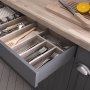 Cajón de cocina con organizador de cubiertos, con cuchillos, tenedores, cucharas y herramientas de cocina en las guías de cajón de VEVOR.