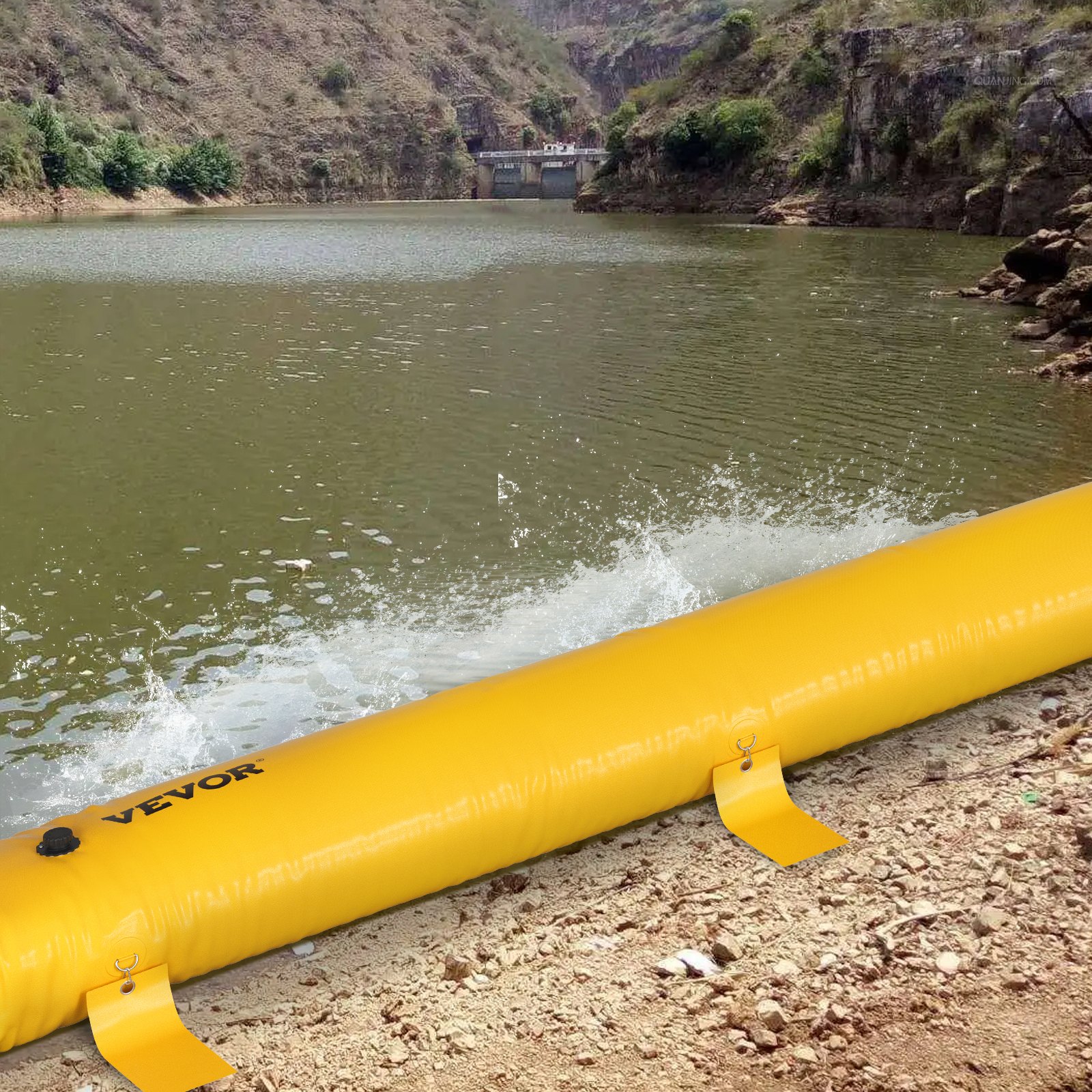 Barrera contra inundaciones VEVOR amarilla que protege una orilla de las olas de agua con un paisaje montañoso al fondo.