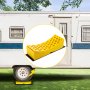 Nivelador de caravana VEVOR en uso debajo de una rueda de remolque con un detalle de primer plano del producto.