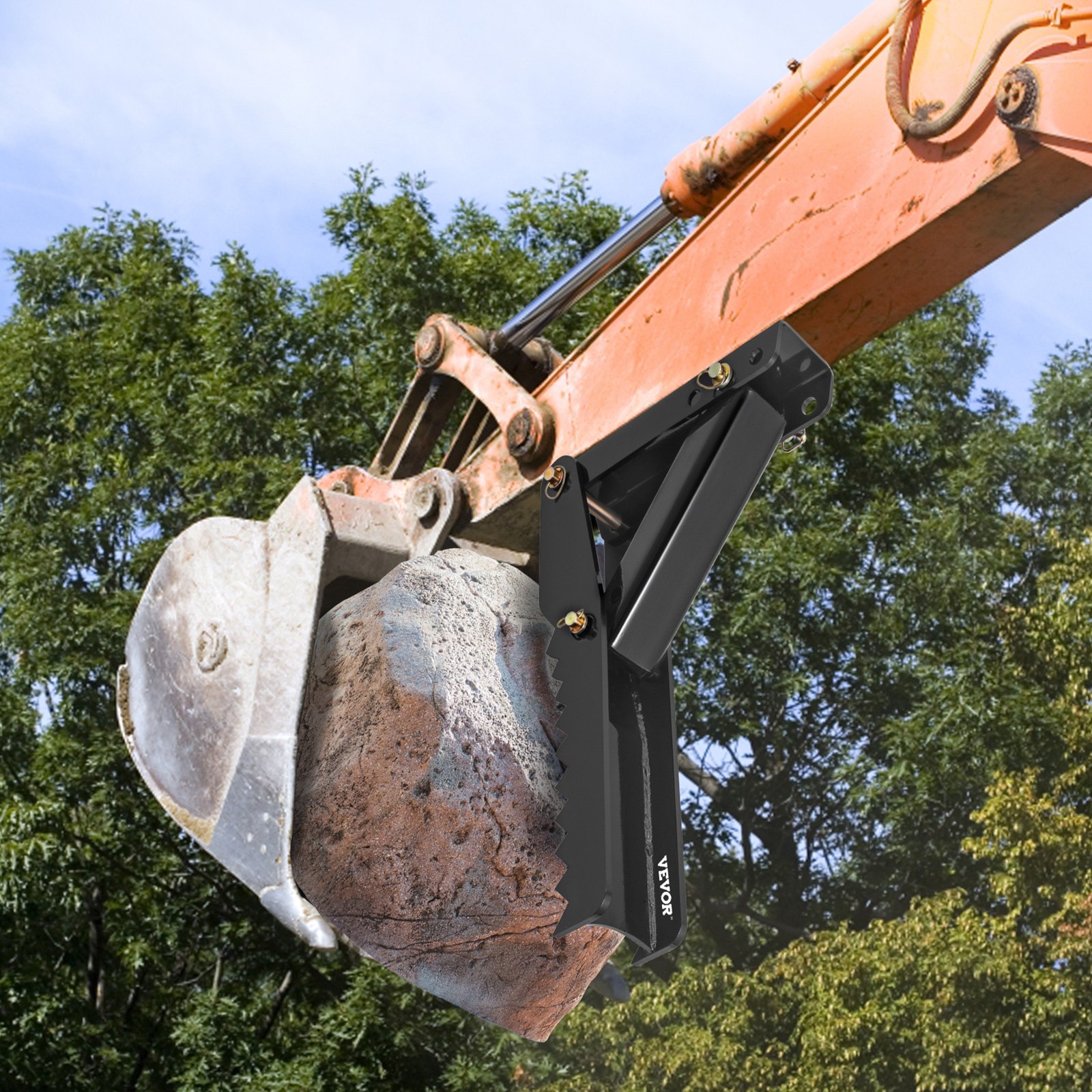Excavadora naranja con retroexcavadora VEVOR levantando una gran roca en una zona boscosa.
