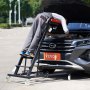 Mecánico que utiliza la plataforma elevadora automotriz VEVOR para trabajar en el motor del automóvil en un entorno al aire libre.