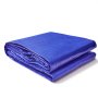 Lona impermeable VEVOR azul plegada sobre fondo blanco. Duradera y versátil para uso en exteriores.
