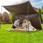 Familia disfrutando de un picnic bajo una lona VEVOR en un jardín soleado, con una manta y una cesta de picnic.