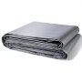 Lona impermeable plateada VEVOR doblada cuidadosamente, mostrando su material duradero y protector.