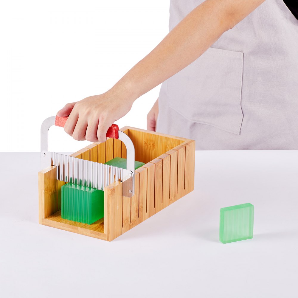 VEVOR Kit para hacer jabón, caja de corte de bambú y caja interior con molde de silicona, cortador recto de acero inoxidable y cortador ondulado, 100 bolsas y 105 pegatinas, suministros para hacer jabón kits de bricolaje para adultos