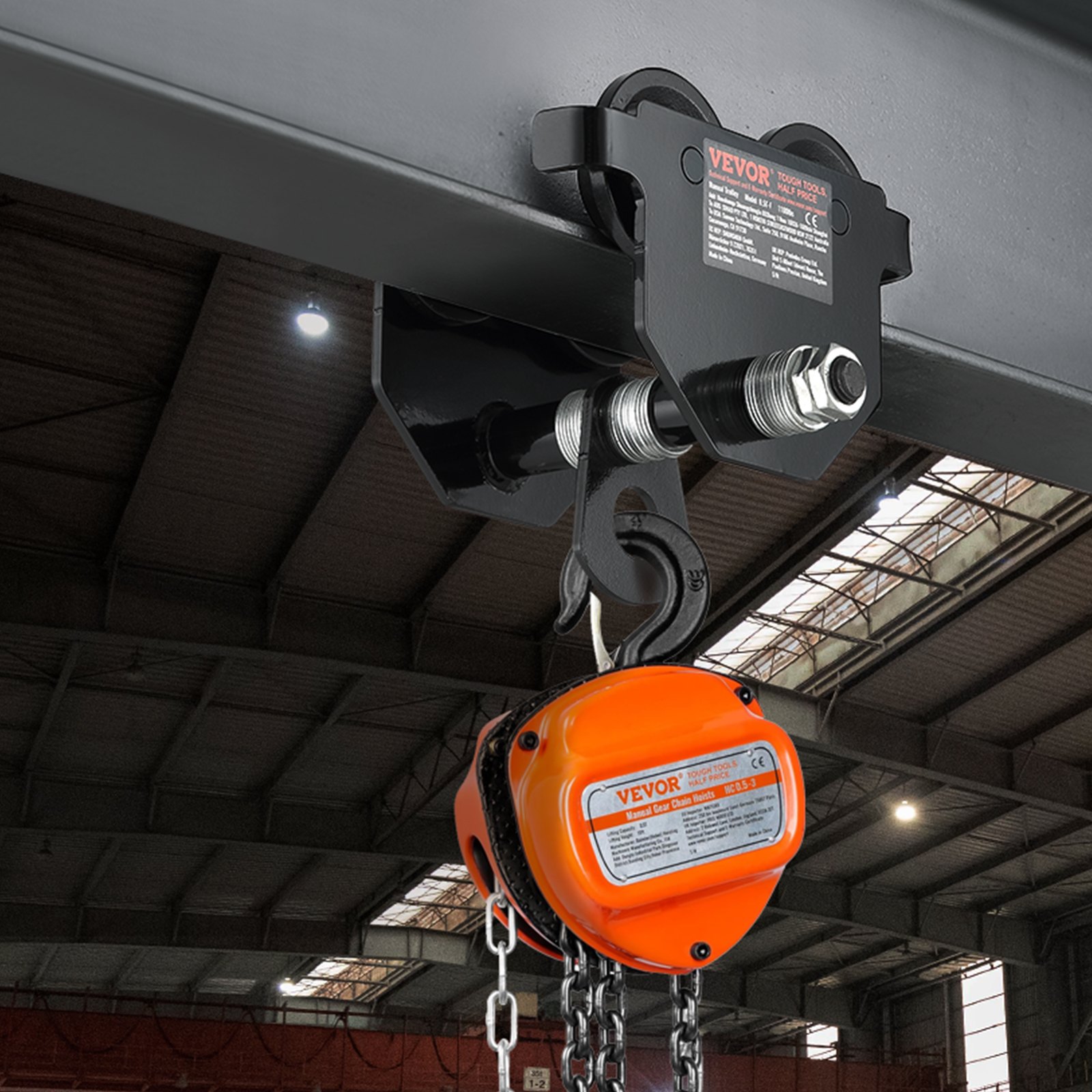 Carro manual VEVOR unido a una viga superior en un almacén industrial.