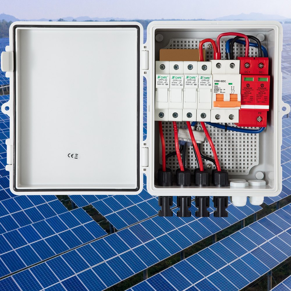 Caja combinadora fotovoltaica VEVOR abierta con fusibles y cableado contra el fondo de paneles solares.
