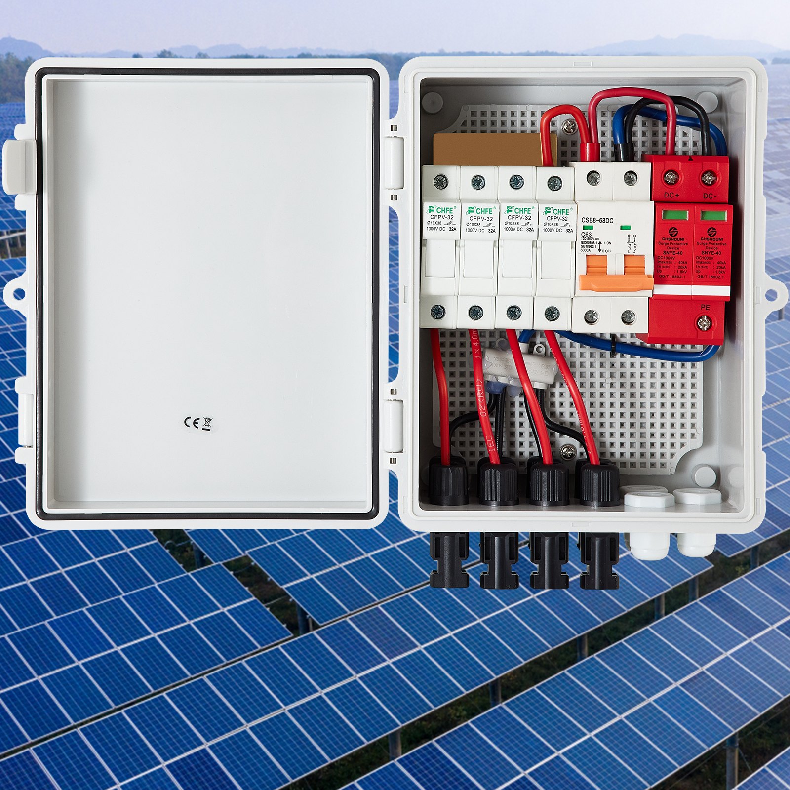 Caja combinadora fotovoltaica VEVOR abierta con fusibles y cableado contra el fondo de paneles solares.