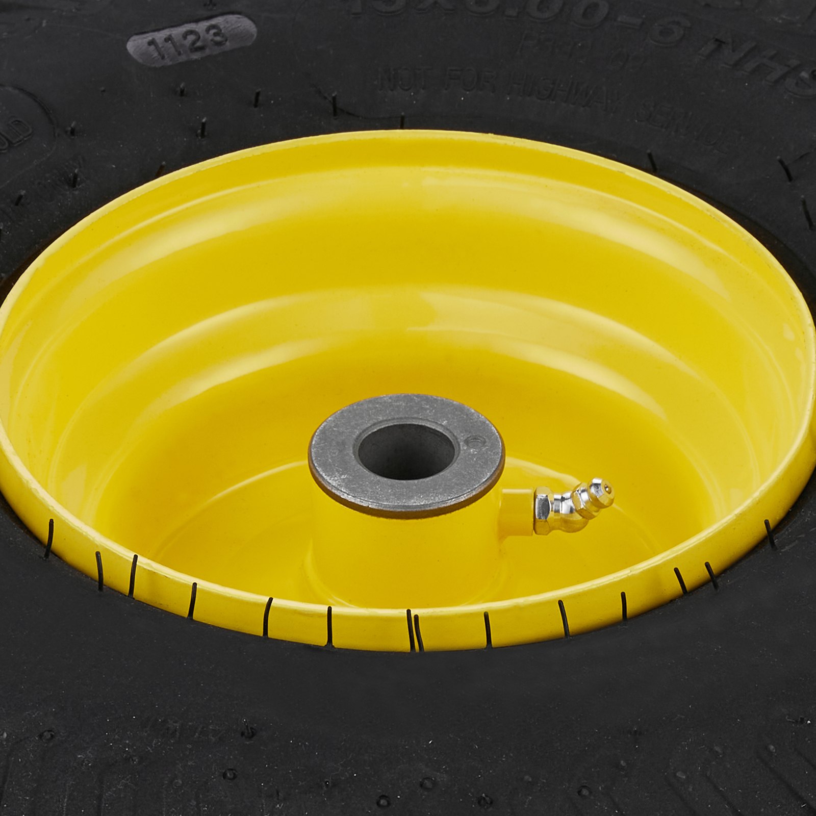 Primer plano de rueda amarilla y neumático negro de cortadora de césped VEVOR que muestra el vástago de la válvula y el cubo.