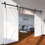 puertas correderas blancas VEVOR en un dormitorio con suelo de madera.
