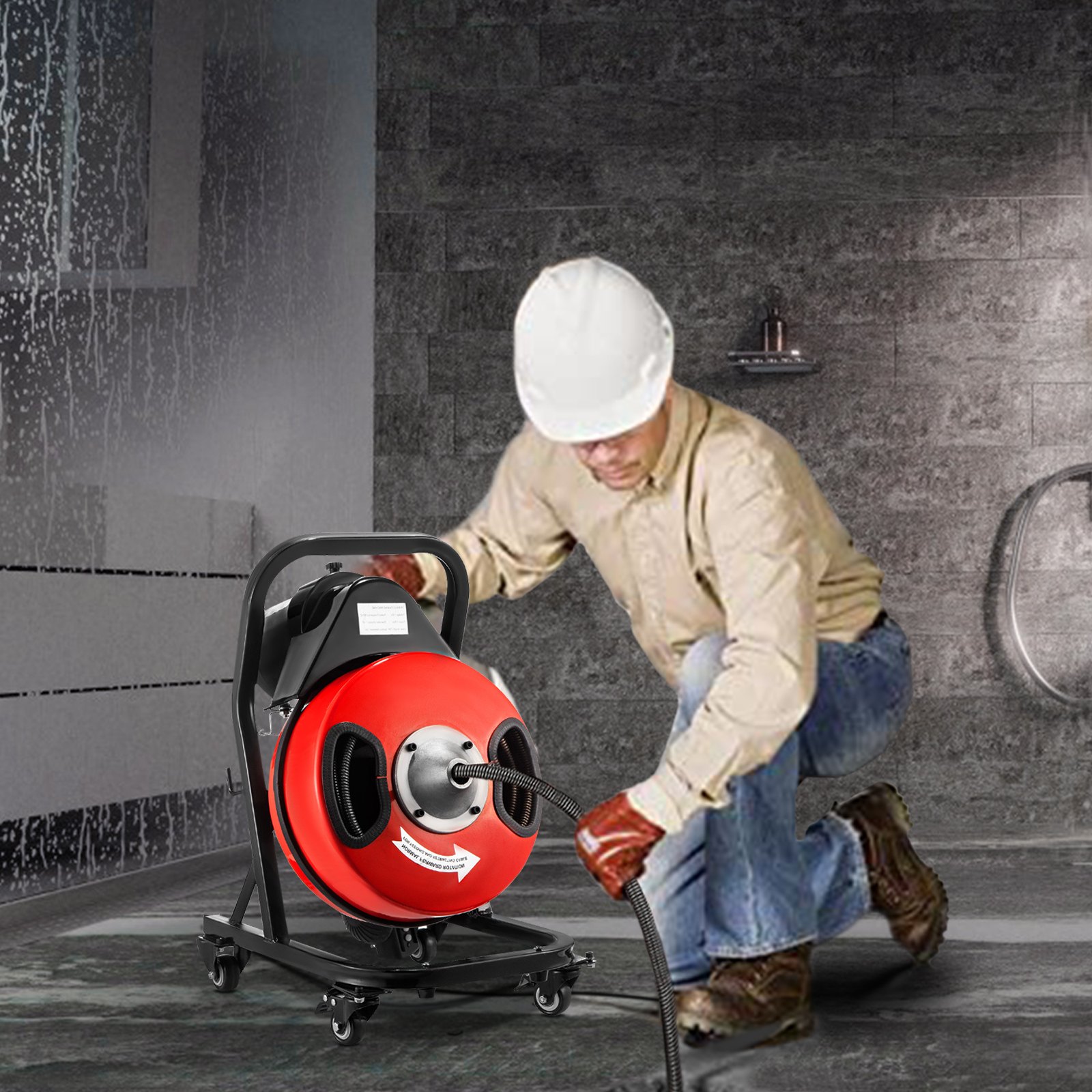 Trabajador que utiliza un desatascador eléctrico VEVOR en un baño alicatado.