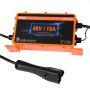 Cargador de batería para carrito de golf VEVOR 48v/15a con carcasa naranja y cable de carga negro.