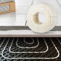 instalación de sistema de calefacción por suelo radiante VEVOR con tubería blanca.