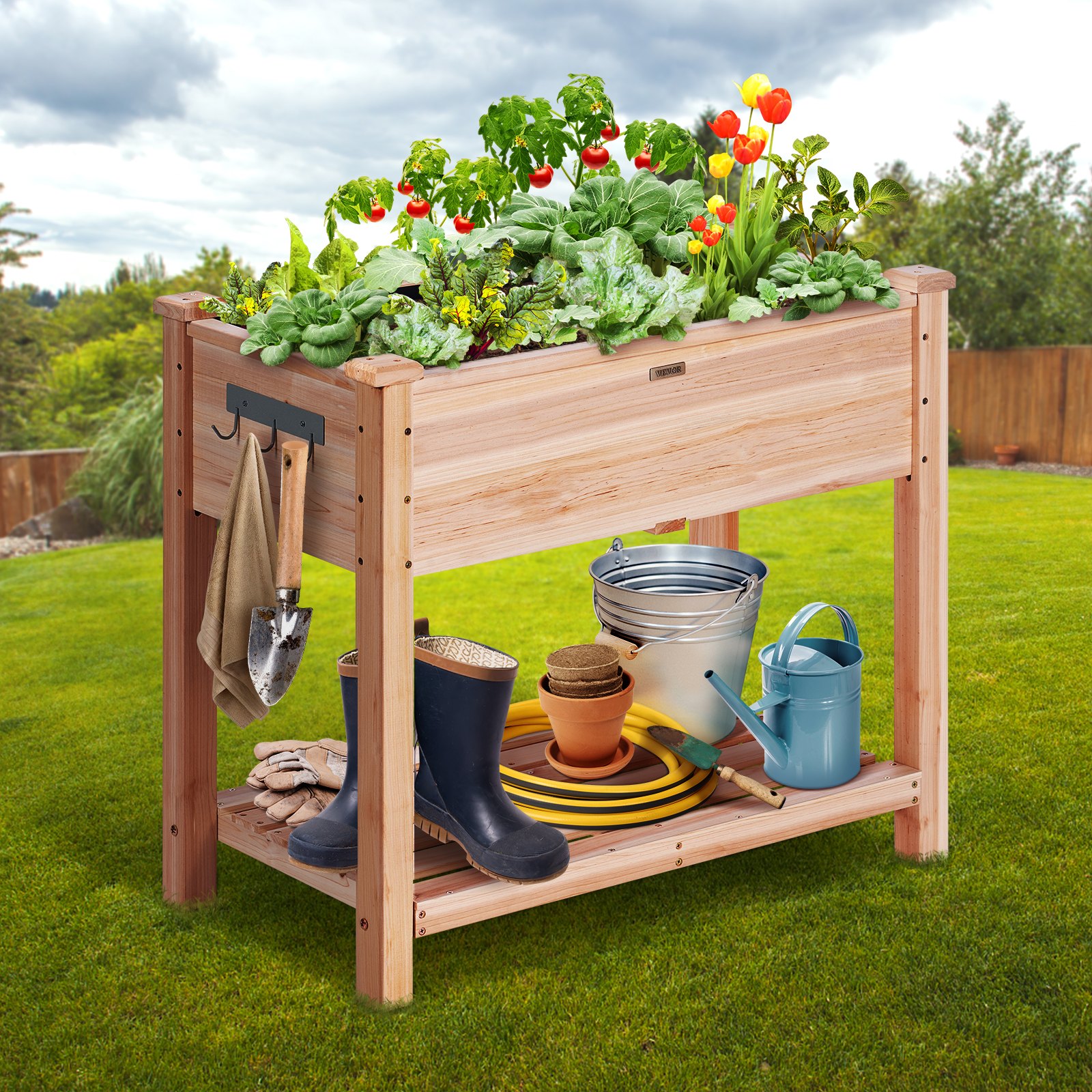 mesa de cultivo VEVOR con herramientas de jardinería y plantas en un jardín verde.